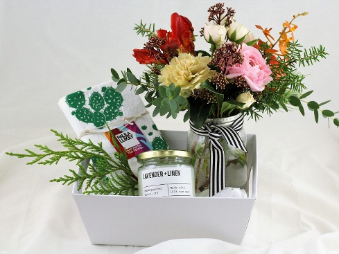 Winter Gift Box With Flowers  |  Toronto florist Periwinkle Flowers